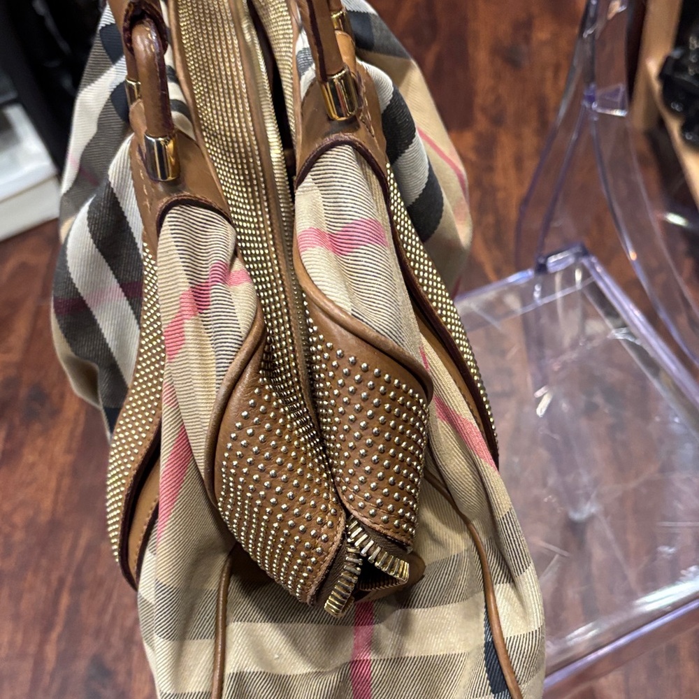 Burberry Plaid Shoulder Bag with Brown Leather - Picture 8 of 10